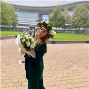 Studentessa universitaria impartisce lezioni di Diritto per ragazze e ragazzi di scuole superiori